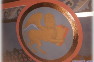 Символы евангелистов в барабане храма